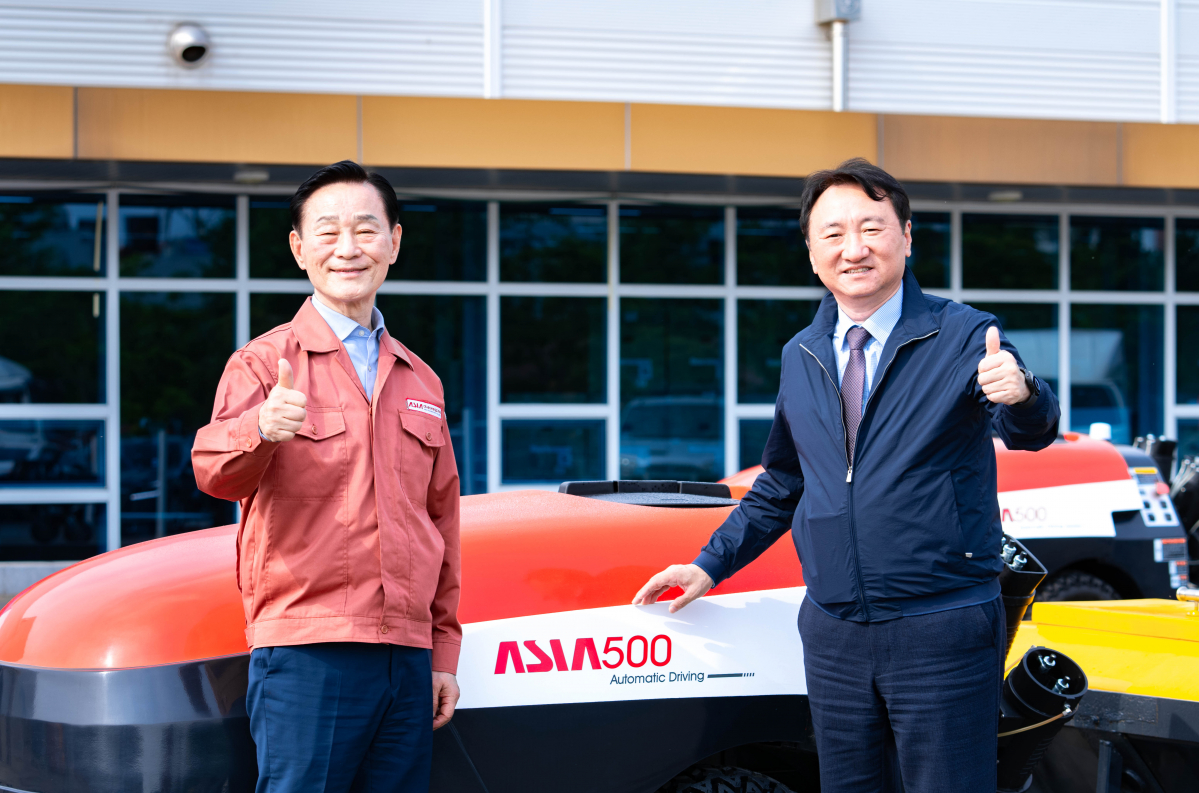 ▲권준학 NH농협은행장(오른쪽)과 김신길 아세아텍 회장이 대구시 달성군 소재 아세아텍 본사에서 기념촬영을 하고 있다. (NH농협은행)