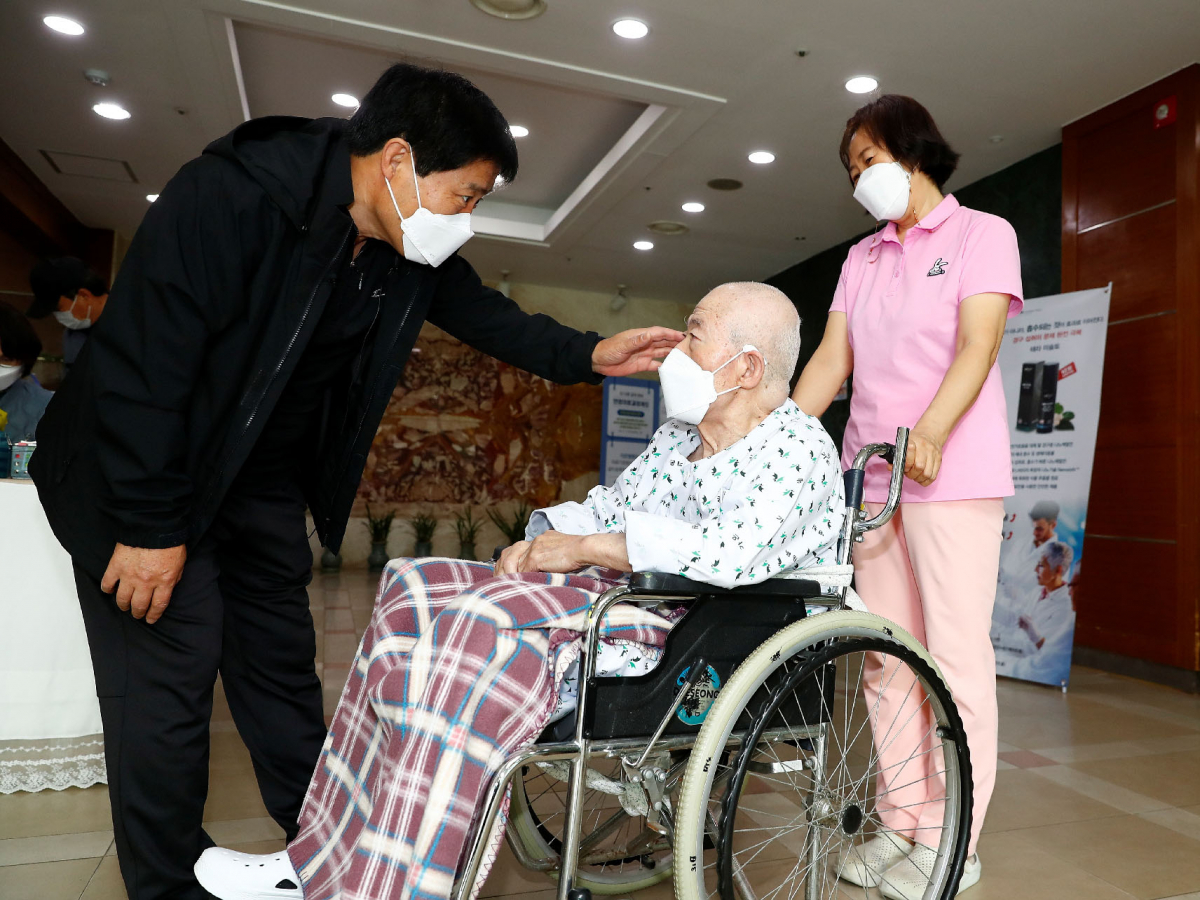 ▲지난달 30일 접촉면회가 허용된 요양병원의 모습. (연합뉴스)