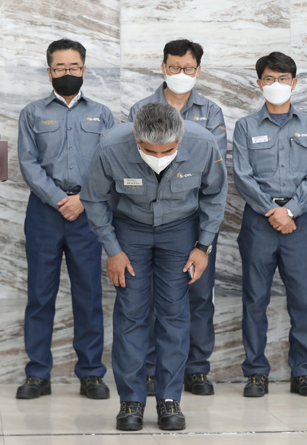▲20일 오전 울산시 울주군 온산읍 에쓰오일에서 최고경영자(CEO)인 후세인 알-카타니가 전날 발생한 폭발 화재 사고에 대한 사과문 발표에 앞서 고개를 숙이고 있다. (연합뉴스)