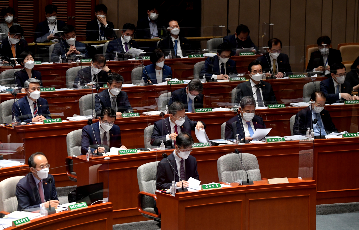 ▲추경호 경제부총리(앞줄 왼쪽)와 장관들이 20일 오전 서울 여의도 국회에서 열린 예산결산특별위원회에 출석해 의원들의 질의를 들으며 자료를 확인하고 있다. (국회사진기자단)