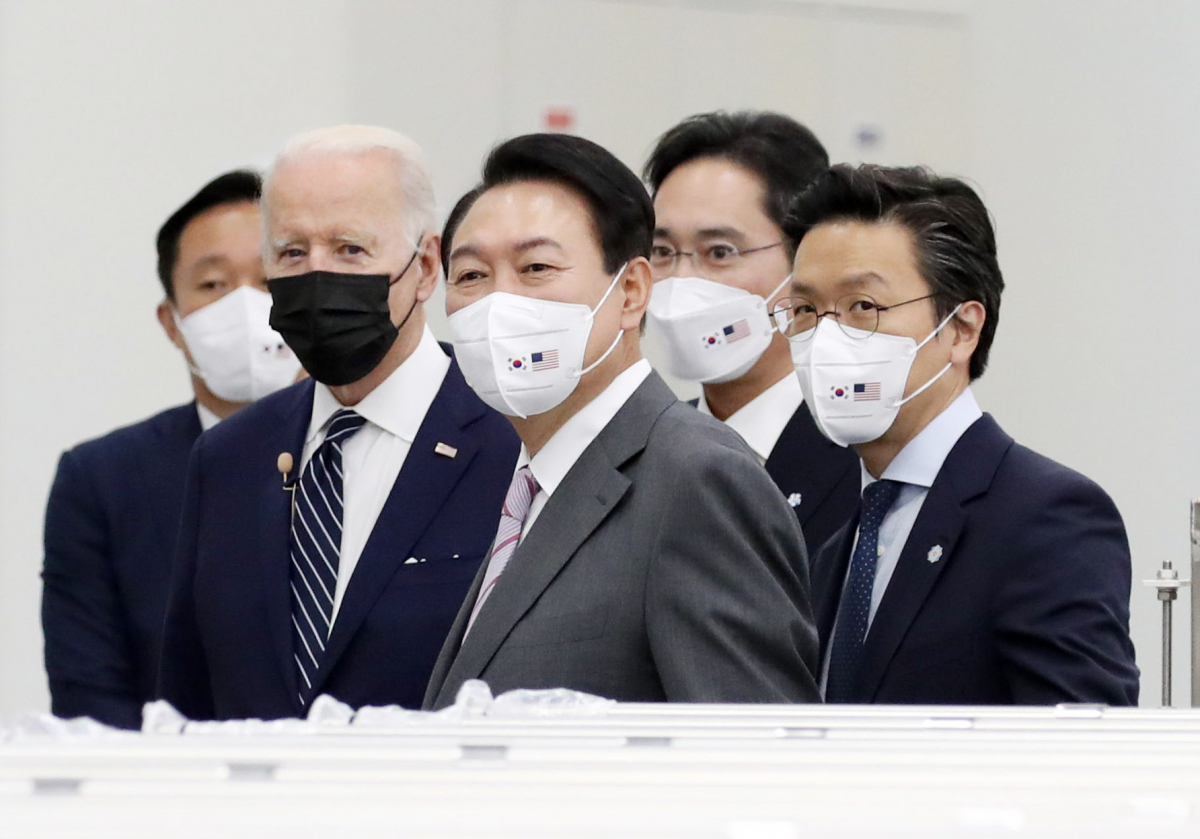 ▲취임 후 한국을 첫 방문한 조 바이든 미국 대통령이 윤석열 대통령과 20일 오후 경기도 평택시 삼성전자 반도체공장을 방문, 이재용 부회장의 안내를 받으며 공장을 시찰하고 있다. (연합뉴스)