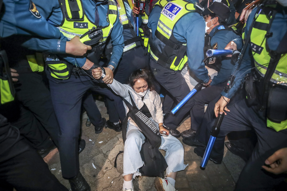 ▲20일 방한한 조 바이든 미국 대통령의 숙소로 알려진 서울 용산구 그랜드 하얏트호텔에서 한국대학생진보연합 등 바이든 미국 대통령 방한에 반대하는 관계자들이 경찰과 충돌하고 있다.  (뉴시스)