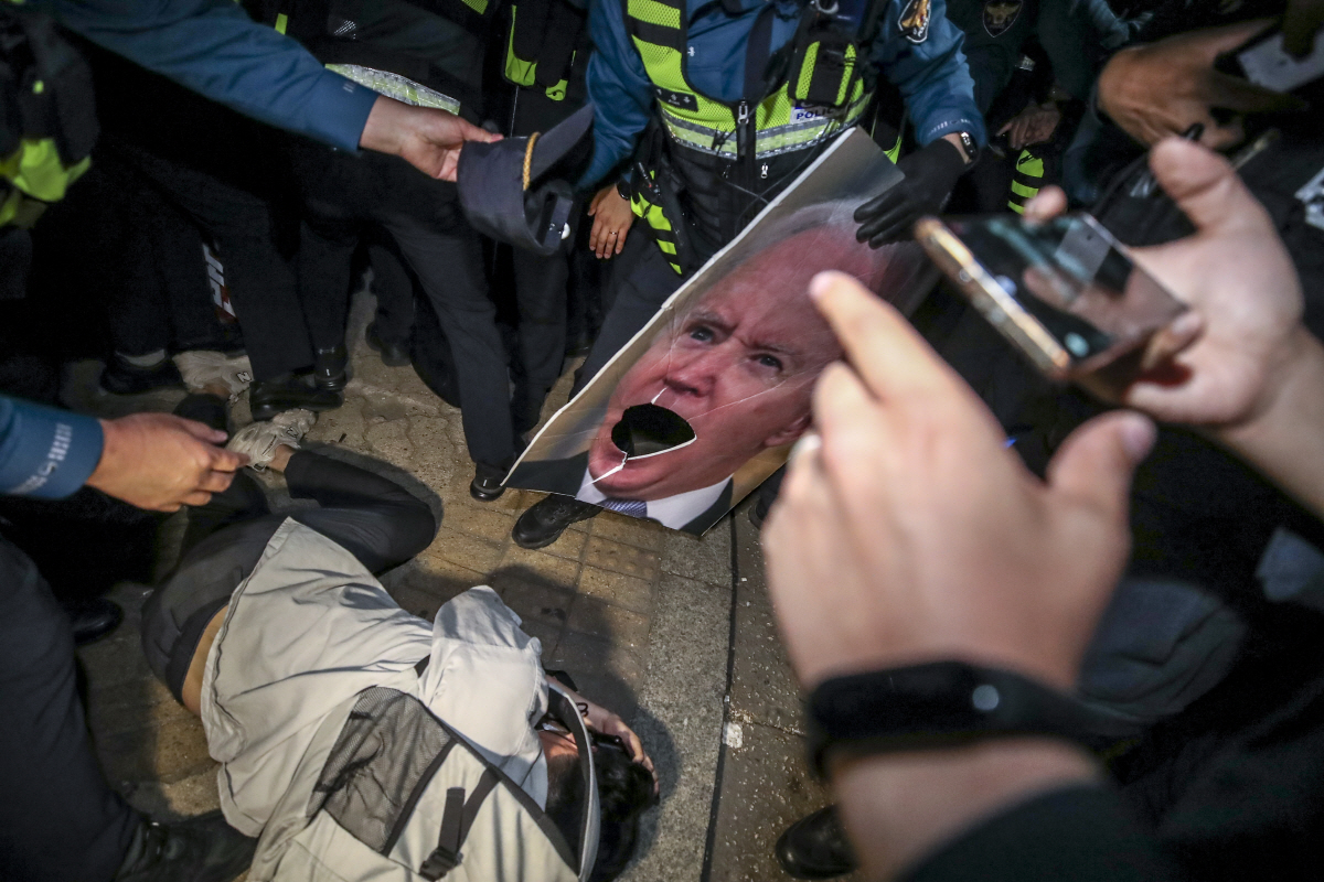 ▲20일 방한한 조 바이든 미국 대통령의 숙소로 알려진 서울 용산구 그랜드 하얏트호텔에서 한국대학생진보연합 등 바이든 미국 대통령 방한에 반대하는 관계자들이 경찰과 충돌하고 있다. (뉴시스)