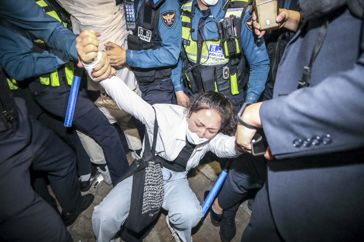 ▲20일 방한한 조 바이든 미국 대통령의 숙소로 알려진 서울 용산구 그랜드 하얏트호텔에서 한국대학생진보연합 등 바이든 미국 대통령 방한에 반대하는 관계자들이 경찰과 충돌하고 있다.  (뉴시스)