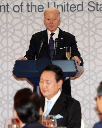 ▲조 바이든 미국 대통령이  21일 오후 서울 용산 국립중앙박물관에서 열린  환영 만찬에서 답사를 하고 있다. (연합뉴스)