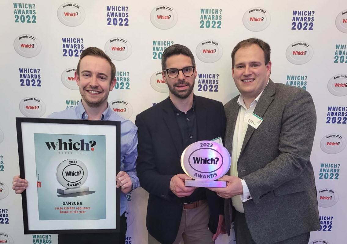 ▲삼성전자 영국법인 생활가전 담당자들이 지난 19일 영국 런던에서 진행된 '위치 어워드 2022'에 참석해 '올해 최고의 대형가전 브랜드(Large Appliance Brand of the Year)' 어워드를 수상했다.  (사진제공=삼성전자)