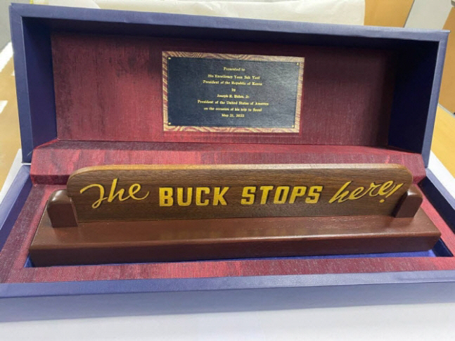 ▲조 바이든 미국 대통령이 2박 3일의 방한 일정을 마치며 윤석열 대통령에게 선물한 탁상 푯말. 해리 트루먼 전 대통령이 재임 시절 탁상에 비치했던 푯말과 동일한 것으로 ‘The Buck Stops Here!’라고 새겨져 있다. (대통령실)
