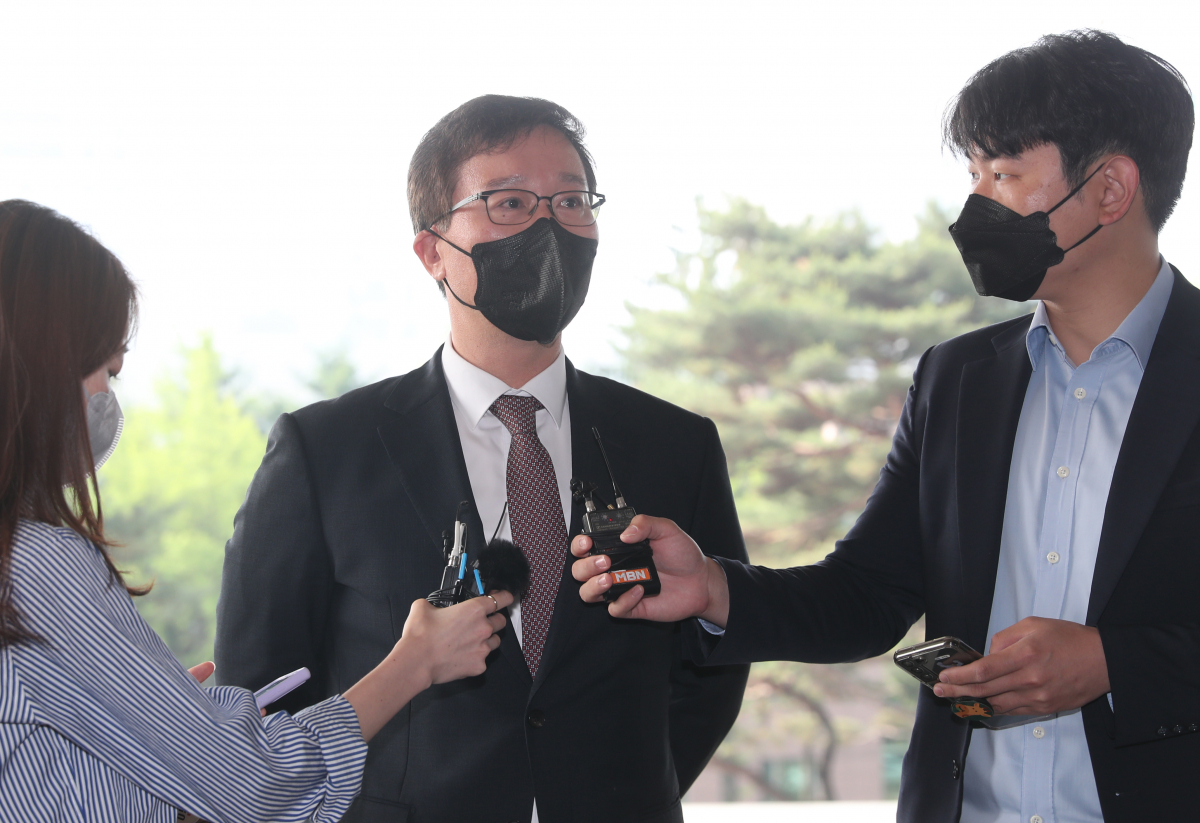 ▲송경호 신임 서울중앙지방검찰청장이 23일 청사로 출근하며 취재진 질문에 답하고 있다. (뉴시스)