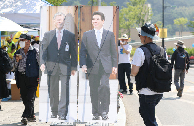 ▲노무현 전 대통령 서거 13주기 추모제가 엄수되는 23일 경남 김해시 진영읍 봉하마을에 노 전 대통령과 문재인 전 대통령의 사진이 걸려 있다.