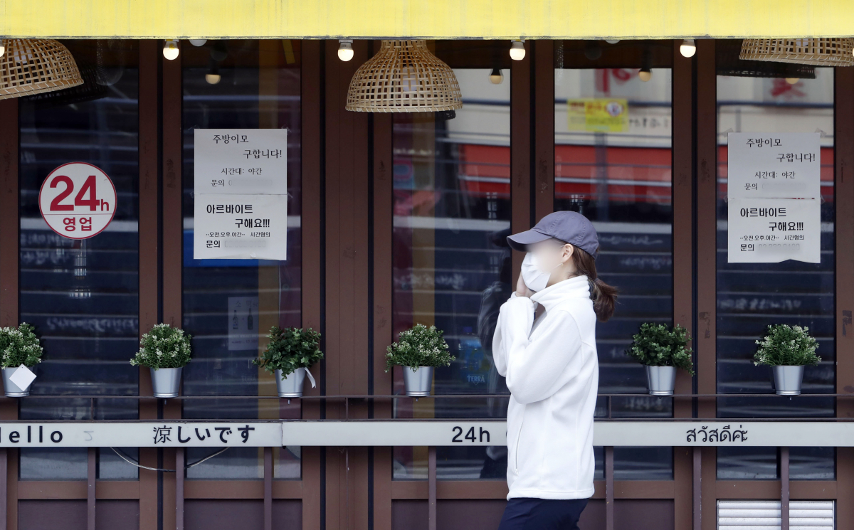 ▲4월 18일 서울 마포구 홍대거리 음식점에 아르바이트 모집 공고가 붙어 있다. (뉴시스)