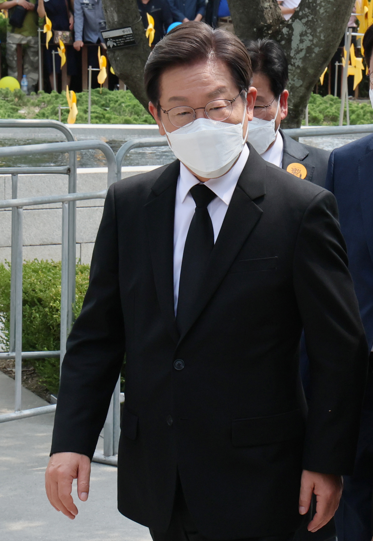 ▲더불어민주당 이재명 총괄선대위원장이 23일 오후 경남 김해시 진영읍 봉하마을에서 엄수된 노무현 전 대통령 서거 13주기 추도식에 입장하고 있다. (국회사진기자단)