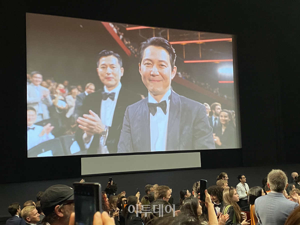 ▲19일(현지시각) 자정 '헌트' 상영 직전 뤼미에르 극장에 등장한 이정재. (송석주 기자 ssp@)