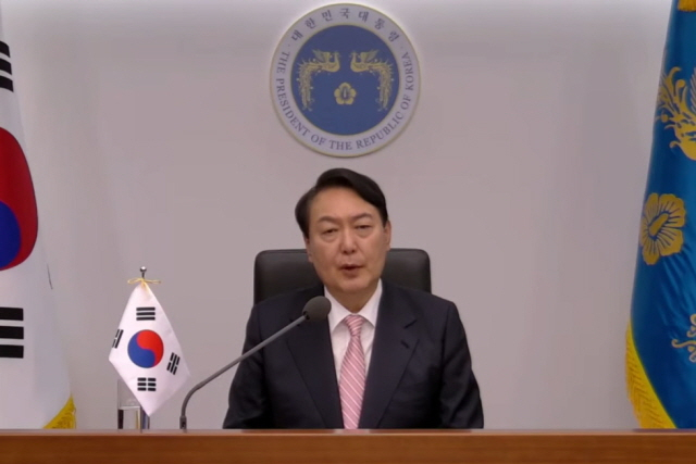 ▲윤석열 대통령이 23일 오후 IPEF 출범 정상회의에 화상으로 참석해 연설하고 있다. 이날 행사는 미 백악관 홈페이지를 통해 인터넷 생중계됐다.   (백악관 홈페이지 갈무리)