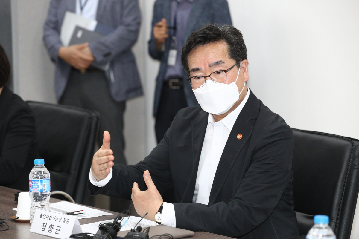 ▲정황근 농림축산식품부 장관이 23일 인천 중구 대한제분 공장, 인천 서구 사조대림 대두유 공장을 찾아 밀가루와 식용유 수급 상황을 점검하고 있다. (농림축산식품부 제공)