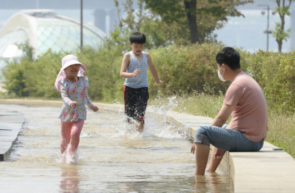 ▲서울의 한낮 기온이 30도까지 오르며 올 들어 가장 더운 날씨를 보인 23일 서울 영등포구 마포대교 아래 여의도한강공원에서 아이들이 물놀이를 하고 있다. (조현호 기자 hyunho@)