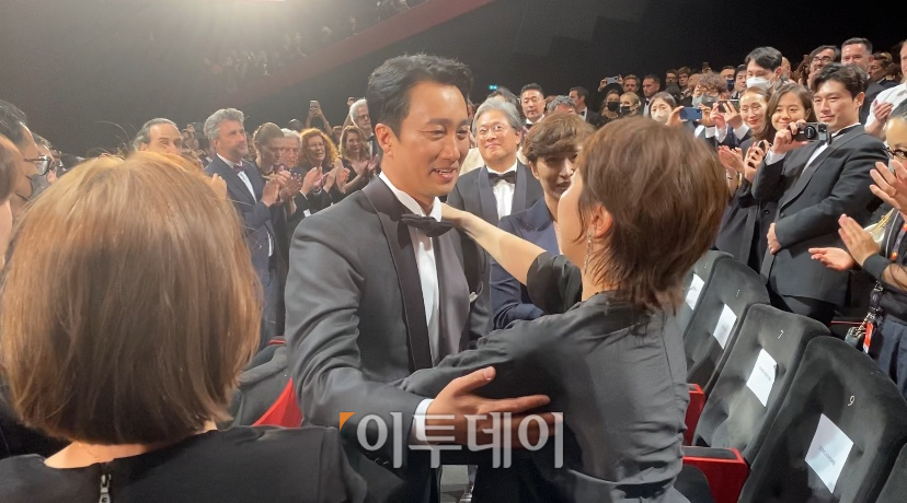 ▲'헤어질 결심' 상영 후 관계자들과 감사의 인사를 나누는 박해일의 모습. (송석주 기자 ssp@)