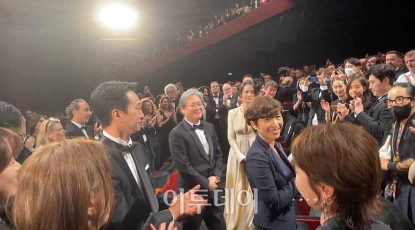 ▲'헤어질 결심'의 주역인 박찬욱, 박해일, 탕웨이가 감사의 인사를 전하고 있다. (송석주 기자 ssp@)