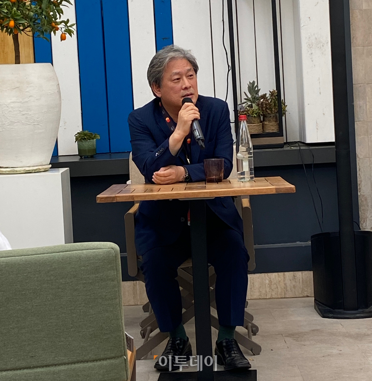 ▲22일(현지시각) 국내 기자들과 가진 티타임에서 기자들의 질문에 답변하고 있는 박찬욱 감독의 모습. (송석주 기자 ssp@)