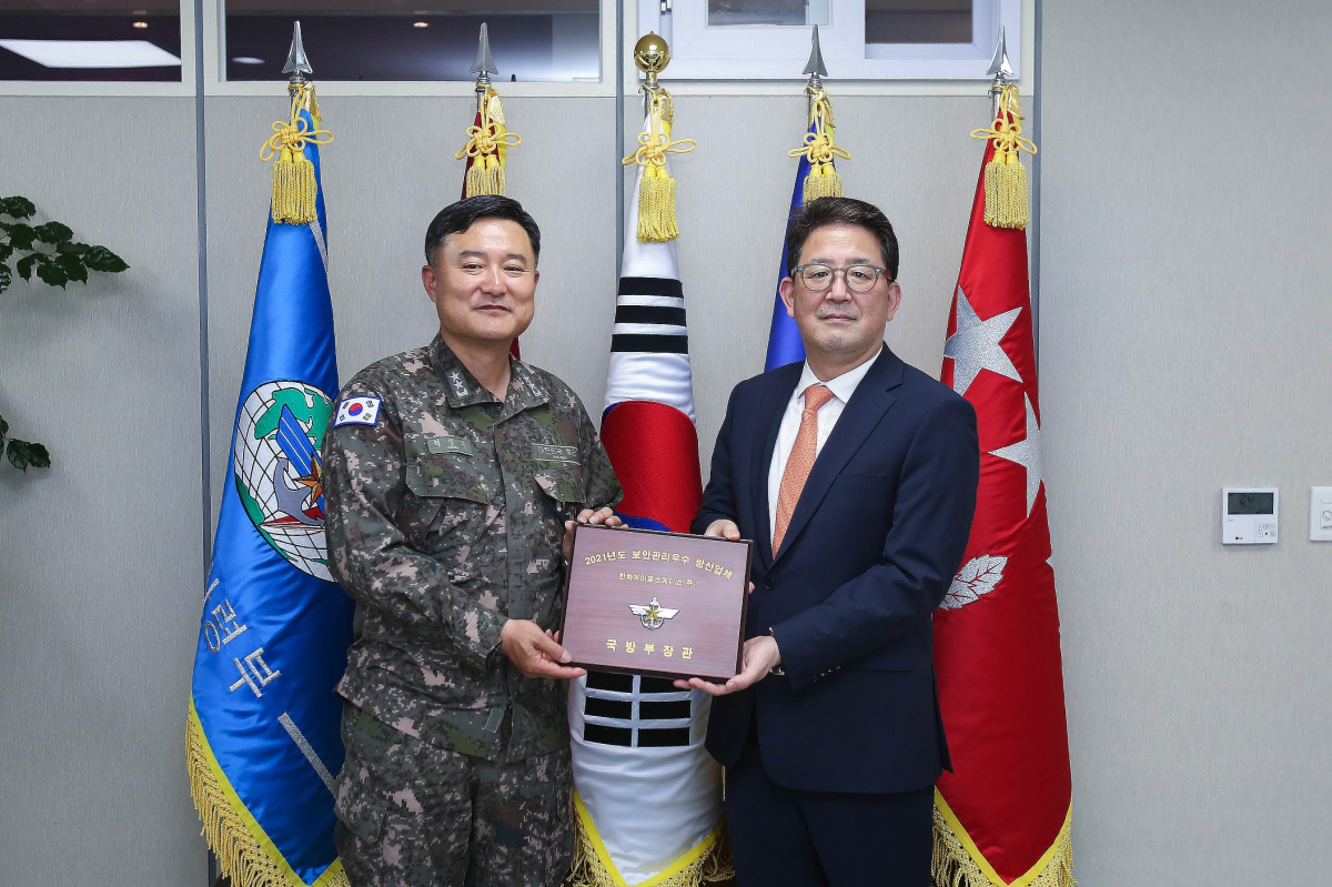 ▲한화에어로스페이스가 방위산업 보안관리 우수업체로 선정돼 국방부장관 표창을 받았다.

사진은 수여식에 참가한 (오른쪽부터) 김원욱 한화에어로스페이스 항공우주연구소장과 최성목 국방정보본부 정보기획부장. (사진제공=한화에어로스페이스)