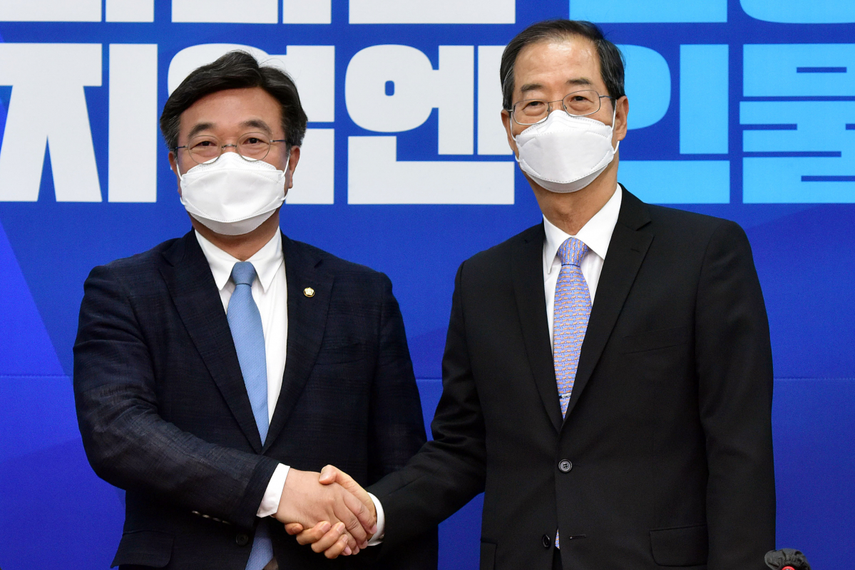 ▲더불어민주당 윤호중 공동비대위원장이 24일 서울 여의도 국회에서 한덕수 신임 국무총리를 접견, 악수하고 있다. (국회사진기자단)