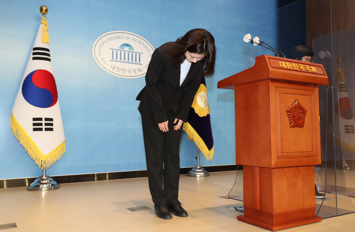 ▲더불어민주당 박지현 공동비상대책위원장이 24일 서울 여의도 국회 소통관에서 대국민 호소 기자회견을 하며 고개 숙여 인사하고 있다. (국회사진기자단)