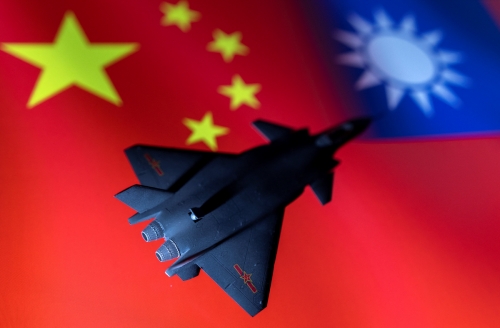 ▲중국과 대만 국기를 배경으로 전투기 모형이 놓여 있다. 로이터연합뉴스
