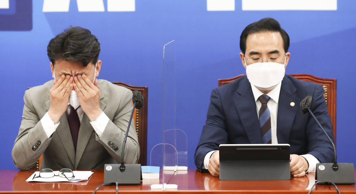 ▲더불어민주당 박홍근 원내대표와 진성준 원내수석부대표가 24일 서울 여의도 국회에서 열린 원내대책회의에서 자료를 살펴보고 있다. (국회사진기자단)