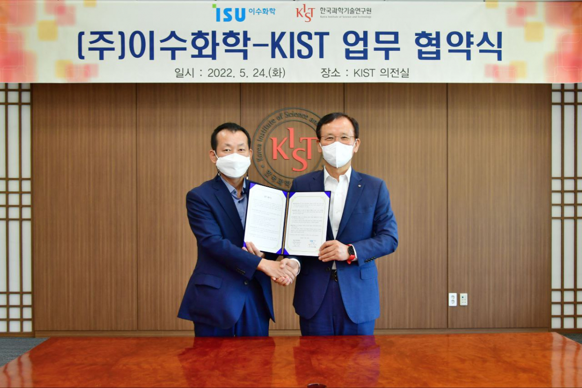 ▲이수화학과 한국과학기술연구원이 24일 '천연물 소재 개발 및 스마트팜 생산기술, 청정에너지 신소재 및 신기술 개발 업무 협약'을 체결했다. 왼쪽부터 류승호 이수화학 대표이사, 윤석진 한국과학기술연구원 원장. (사진제공=이수화학)