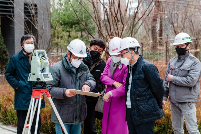 ▲HDC현대산업개발이 안전 관리 강화에 전사 역량을 투입하고 있다. 강남 센트럴 아이파크에서 조합, 시공관계자, 외부안전진단기관이 함께 구조물 외부 점검을 진행하고 있다.  (사진제공=HDC현대산업개발)