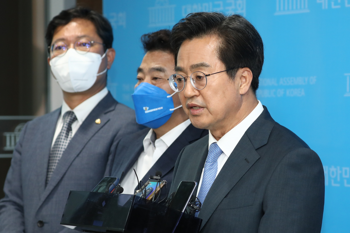 ▲김동연 더불어민주당 경기도지사 후보가 24일 국회 소통관에서 특별기자회견을 마친 뒤 취재진의 질문에 답하고 있다. (국회사진기자단)