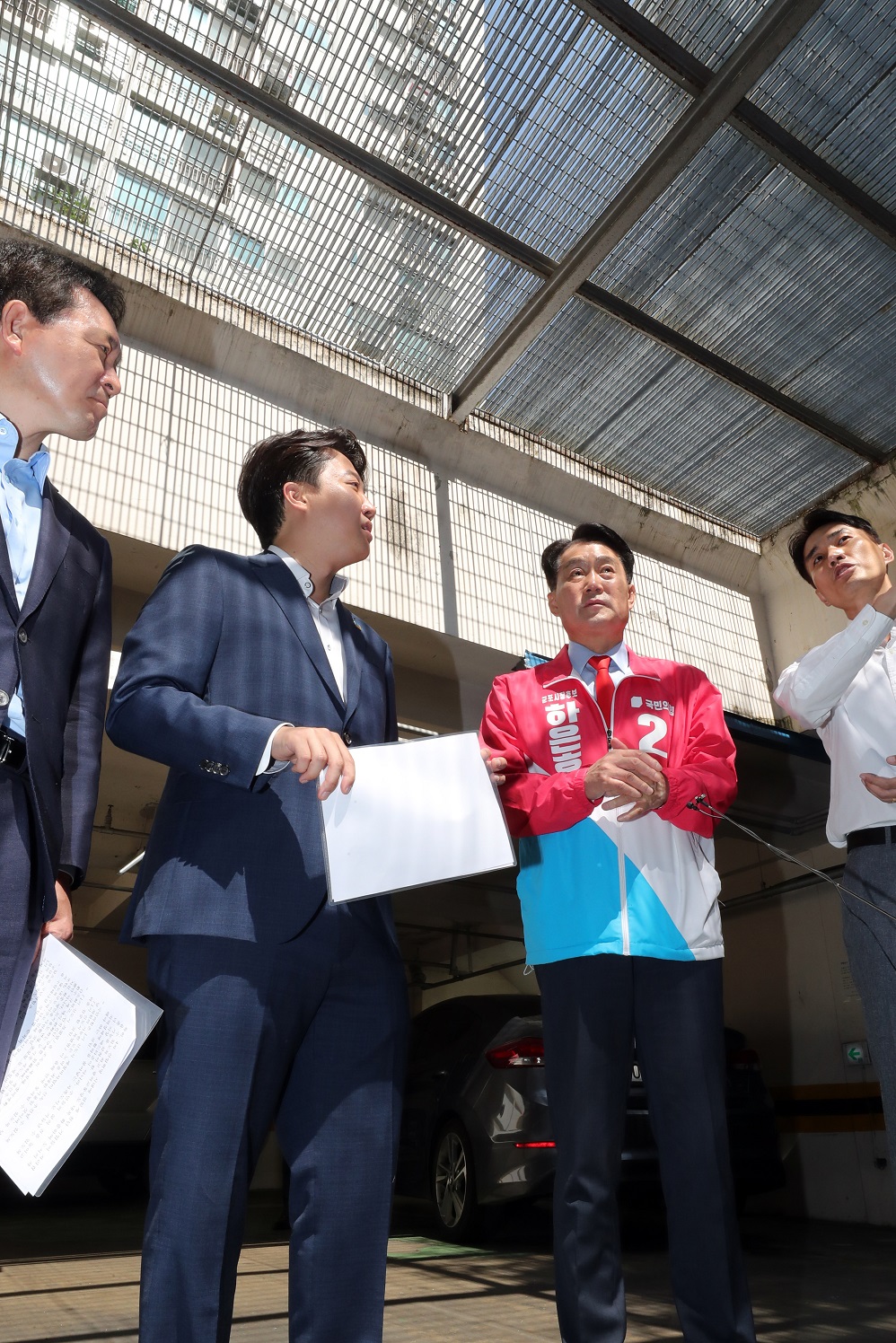 ▲<YONHAP PHOTO-3531> 이준석, 군포 노후 아파트 현장방문 (군포=연합뉴스) 권준우 기자 = 국민의힘 이준석 대표(가운데)가 24일 오전 '1기 신도시 재정비사업 신속 추진'을 위해 경기 군포시 가야주공5단지 아파트를 방문, 성일종 정책위의장(왼쪽)과 하은호 군포시장 후보(오른쪽 두 번째)와 함께 주민들의 설명을 듣고 있다. 2022.5.24 stop@yna.co.kr/2022-05-24 10:55:26/<저작권자 ⓒ 1980-2022 ㈜연합뉴스. 무단 전재 재배포 금지.>