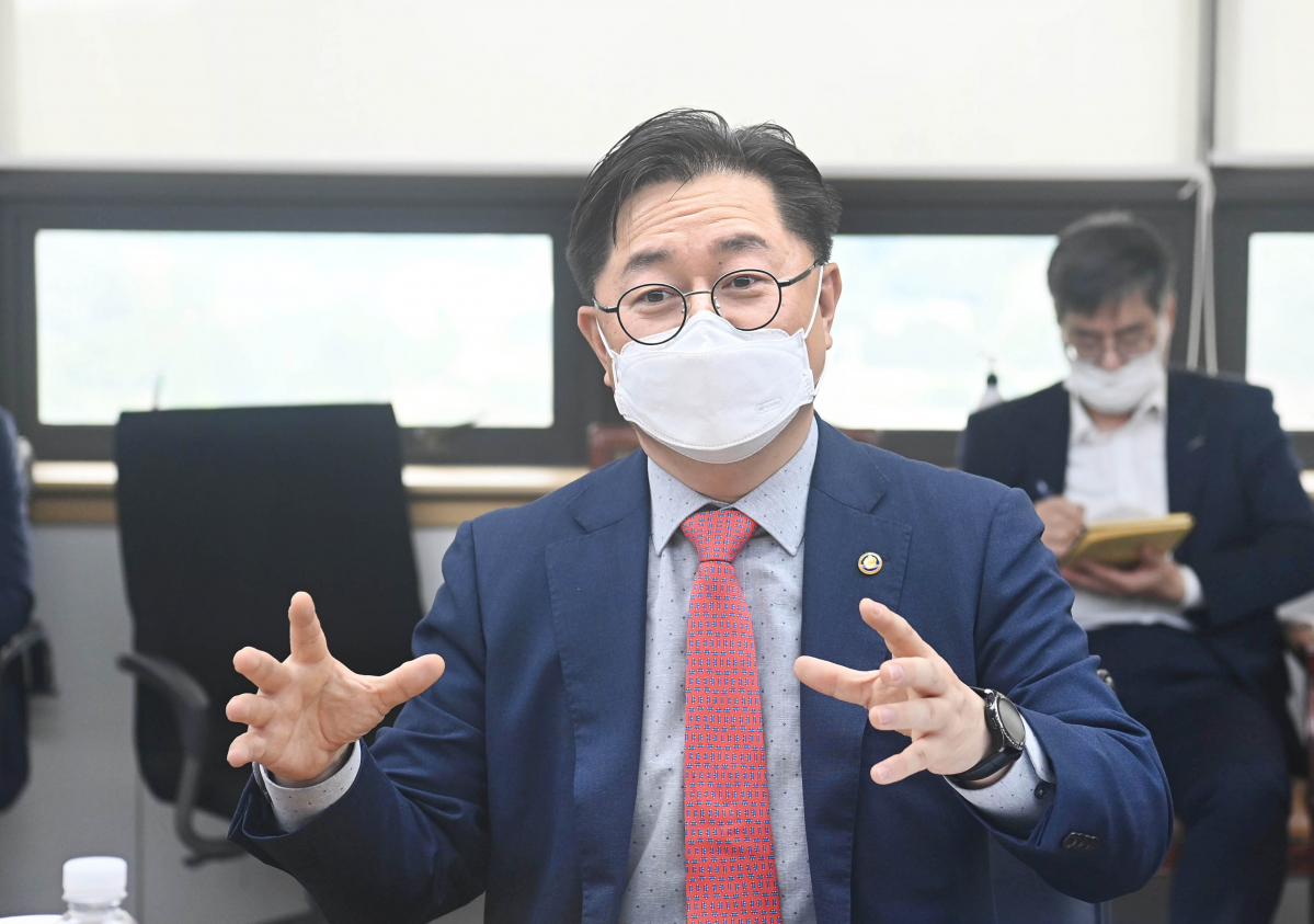 ▲박일준 산업통상자원부 2차관이 20일 경남 창원시 두산에너빌리티 회의실에서 '창원지역 원전업계 기업인 간담회'를 주재하고 있다. (사진=산업통상자원부)