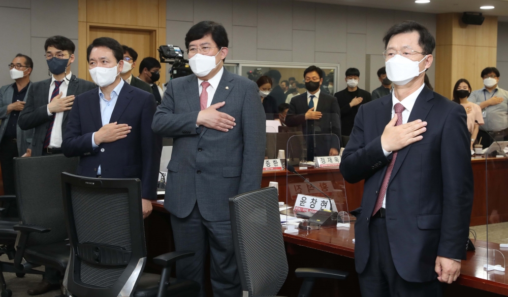 ▲국민의힘 성일종 정책위의장과 윤창현 가상자산특별위원장 등 참석자들이 23일 오후 국회 의원회관에서 '루나·테라 사태, 원인과 대책'을 주제로 열린 긴급세미나에서 국민의례를 하고 있다. 맨오른쪽은 가상자산특위 위원인 전인태 카톨릭대 교수.  신태현 기자 holjjak@ (이투데이DB)