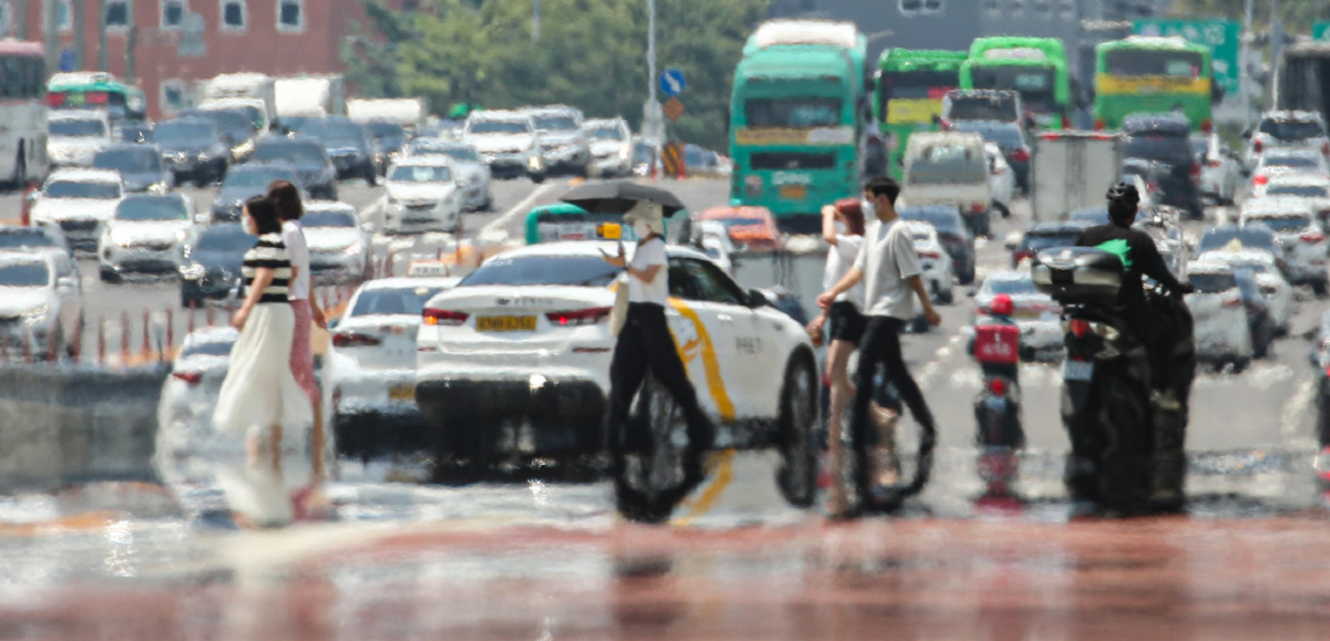 ▲지난해 7월 23일 오후 서울 영등포구 여의대로 일대에 지열로 인해 아지랑이가 피어오르고 있다. (뉴시스)