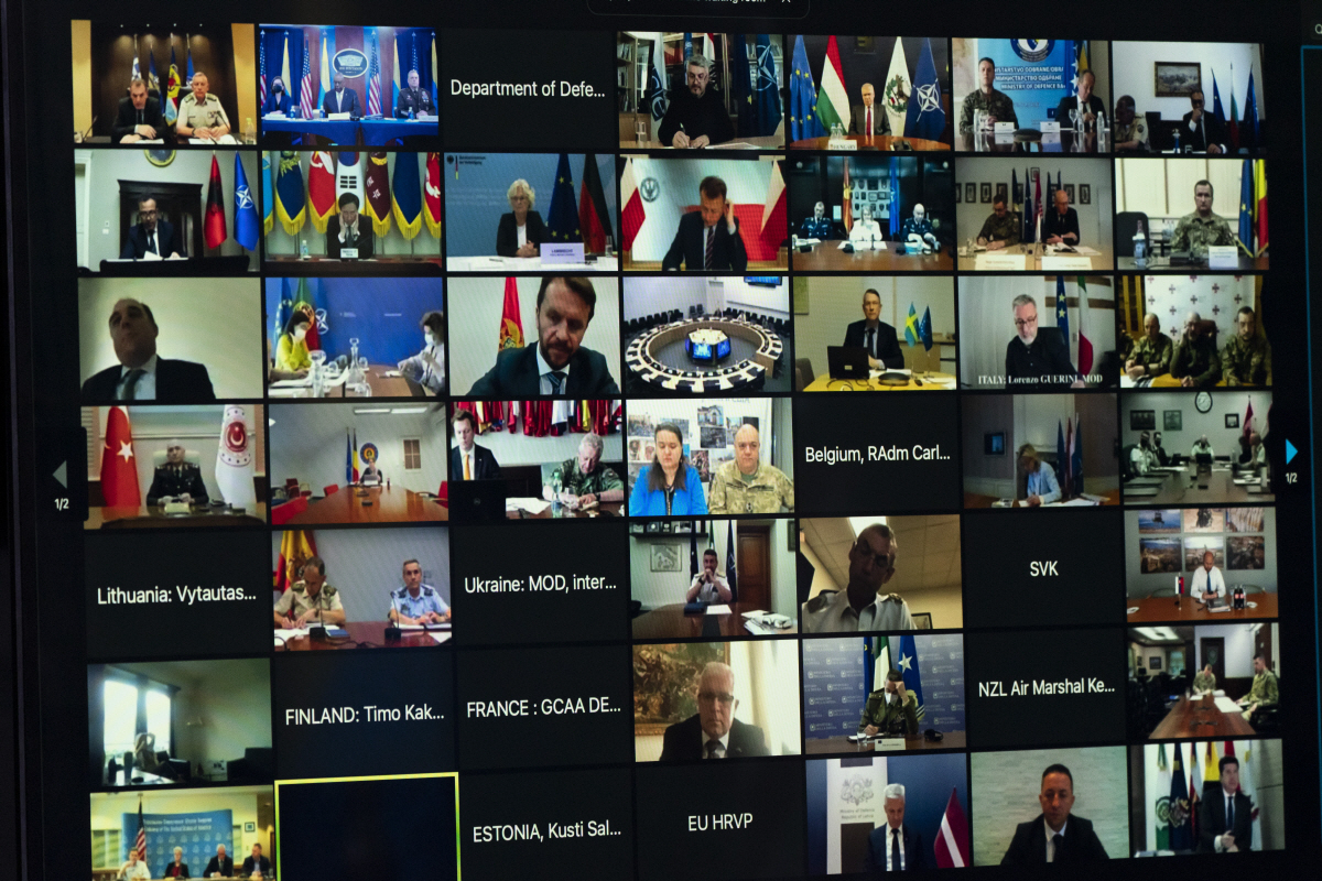 ▲미국과 한국 등 47개국 국방 당국자가 23일(현지시간) 화상으로 ‘우크라이나 방어 자문회의’ 2차 회의를 하고 있다. 로이드 오스틴(맨 위 왼쪽 2번째) 미국 국방장관이 개회사를 하고 있다. 워싱턴D.C./AP연합뉴스
