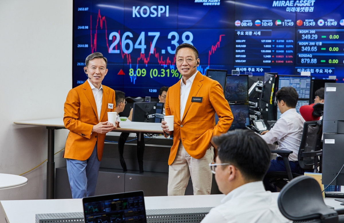 ▲미래에셋증권과 현대카드는 사용 금액의 일부를 적립해주고, 이를 주식으로 교환할 수 있는 미래에셋증권 전용 신용카드(PLCC)를 출시하기로 했다. 최현만 미래에셋증권 회장(왼쪽)과 정태영 현대카드 부회장. (사진=미래에셋증권)