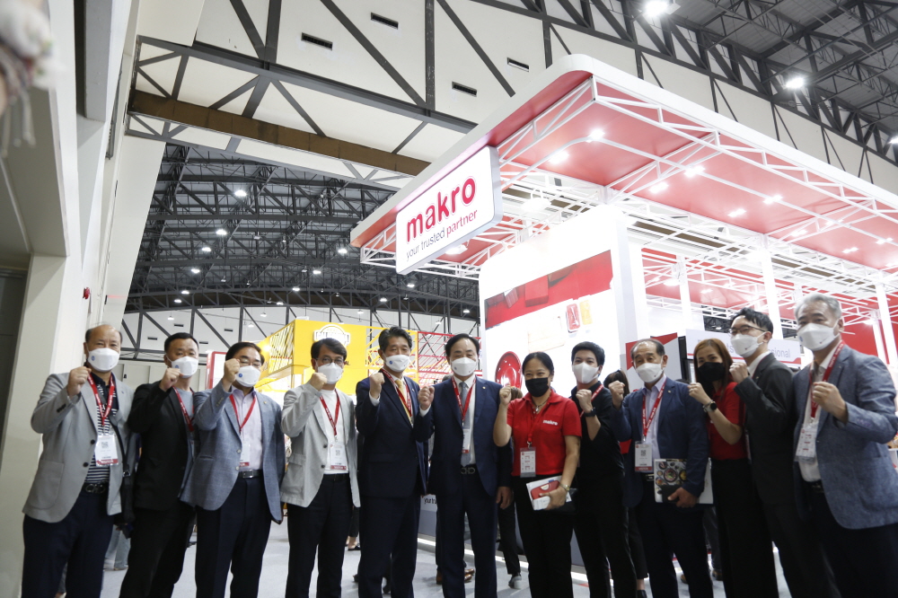 ▲임준택 수협중앙회장(왼쪽 여섯번째)과 수협 조합장으로 꾸려진 수협중앙회 태국 시장 개척단이 24일(현지시각) 태국 방콕식품박람회(Thaifex Anuga Asia 2022)에 참관해 한국수산식품관 운영현황을 점검하고 기념촬영을 하고 있다. (사진제공=수협중앙회)