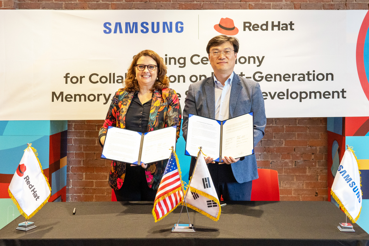 ▲지난 13일(미국 현지시간) 삼성전자 메모리사업부 AE팀 배용철 부사장(오른쪽)과 레드햇 아시아태평양총괄 마르옛 안드리아스(Marjet Andriesse) 부사장(왼쪽)이 차세대 메모리 분야 소프트웨어 기술 상호협력을 맺었다. (사진제공=삼성전자)