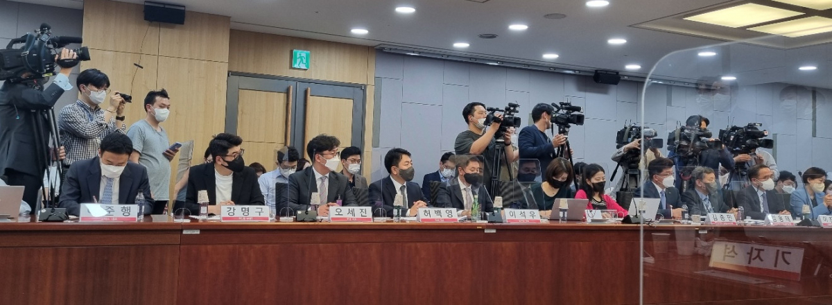 ▲24일 국회 간담회에 참석한 가상자산거래소 대표들의 모습 (박소은 기자 gogumee@)