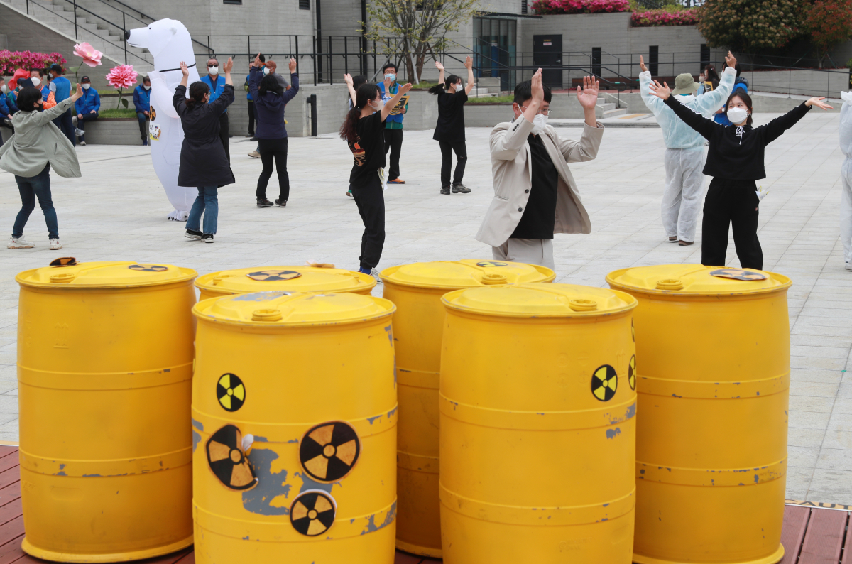 ▲부산환경운동연합과 환경운동연합 탈핵위원회가 지난달 11일 오후 부산 동구 부산역에서 고리2호기 수명연장저지 투쟁선포식을 열고 퍼포먼스를 펼치고 있는 모습. (연합뉴스)
