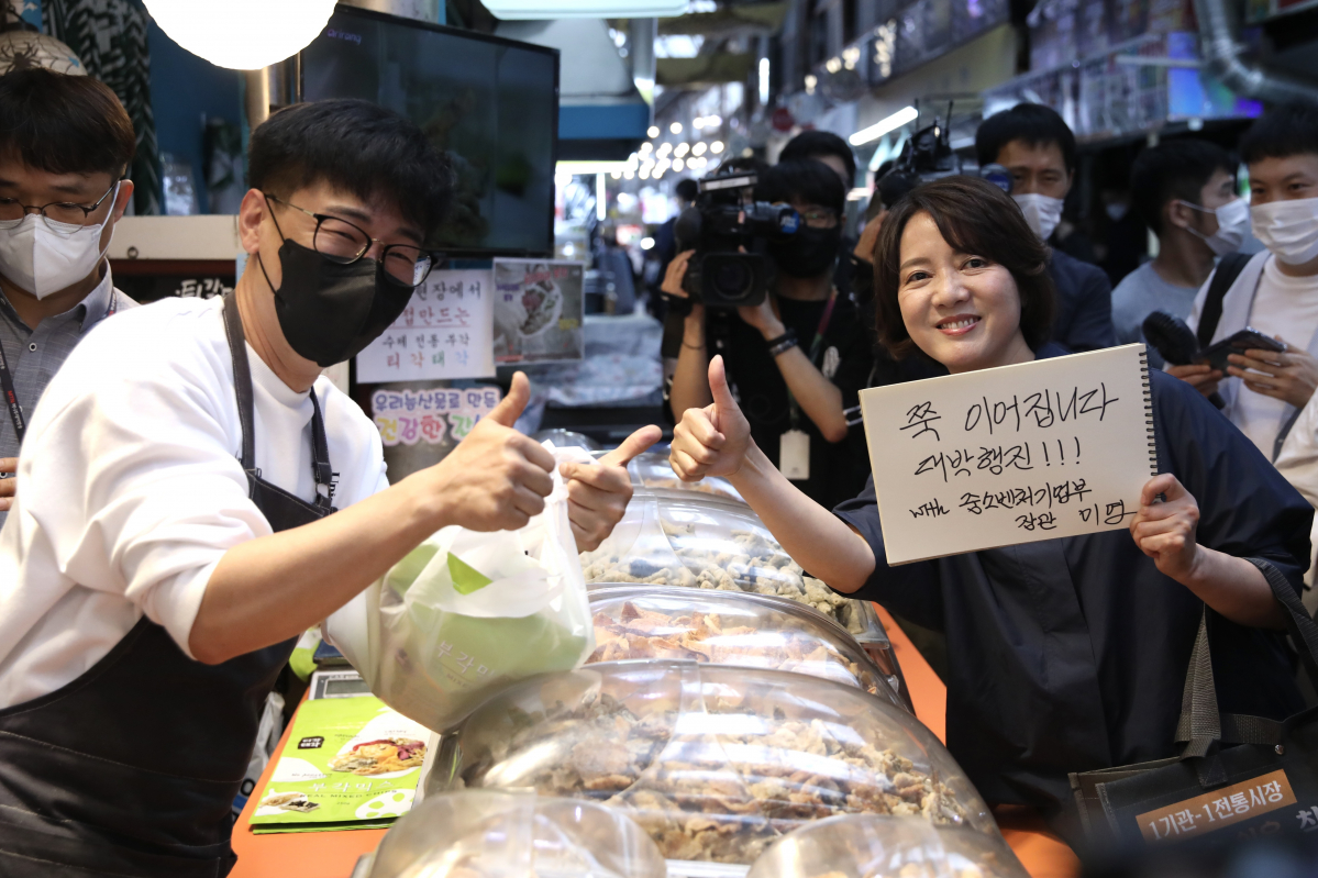 ▲이영 중소벤처기업부 장관은 지난 25일 서울 종로구 통인시장 내 손실보상금 수령 점포를 방문했다. (사진제공=중소벤처기업부)