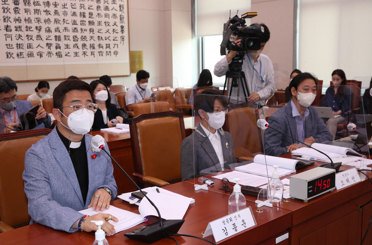 ▲25일 오전 국회 법사위 회의실에서 열린 국회 법제사법위원회 법안심사제1소위원회의 차별금지법(평등에 관한 법률) 제정 관련 공청회에 김종훈 대한성공회 신부(왼쪽부터), 조혜인 변호사, 홍성수 숙명여대 법학부 교수가 진술인으로 출석해 있다.  (국회사진기자단)