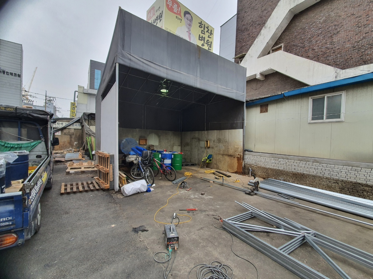 ▲경기도 부천에서 주차장 지붕을 공사하던 한 노동자가 추락해 사망했다. 사진은 사고 전 현장 사진. (법무법인 씨케이 제공)