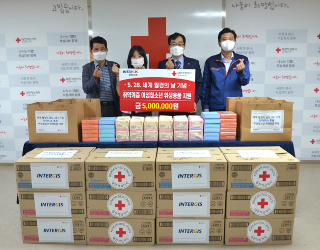 ▲25일 인터지스가 세계 월경의 날을 맞아 대한적십자사 부산지사를 통해 500만 원 상당의 위생용품을 전달했다. (왼쪽부터) 권광용 인터지스 경영전략본부장, 장정은 인터지스 대리, 최성필 대한적십자사 부산지사 사무처장, 박정환 인터지스 노조위원장. (사진제공=동국제강)