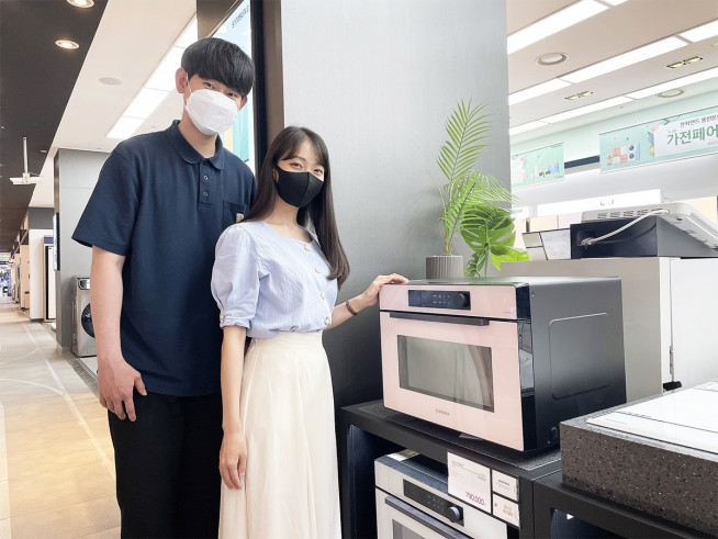 ▲전자랜드 파워센터 용산본점에서 고객들이 전기오븐을 살펴보고 있다(사진제공=전자랜드)