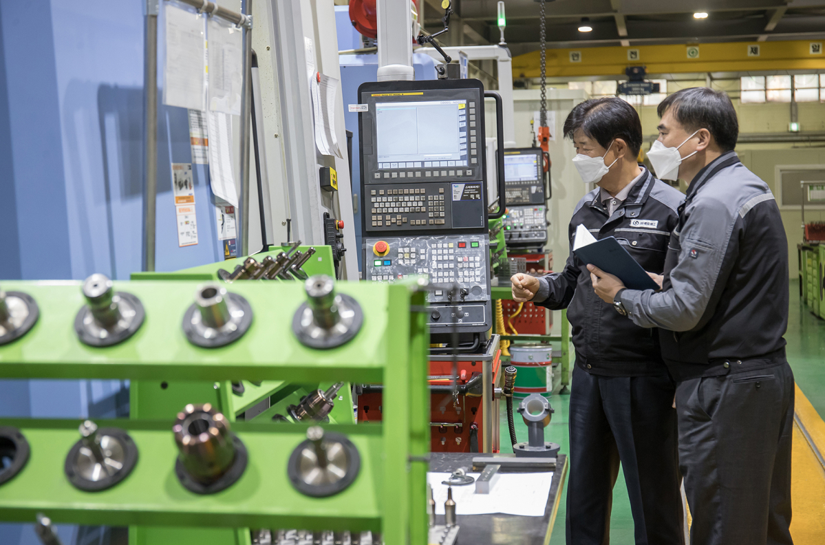 ▲경기도 안산시에 위치한 금형생산기업 건우정공에서 박순황 회장(왼쪽)과 삼성전자 스마트공장지원센터 임선우 프로(오른쪽)가 CNC 가공설비를 살펴보고 있다. (사진제공=삼성전자)