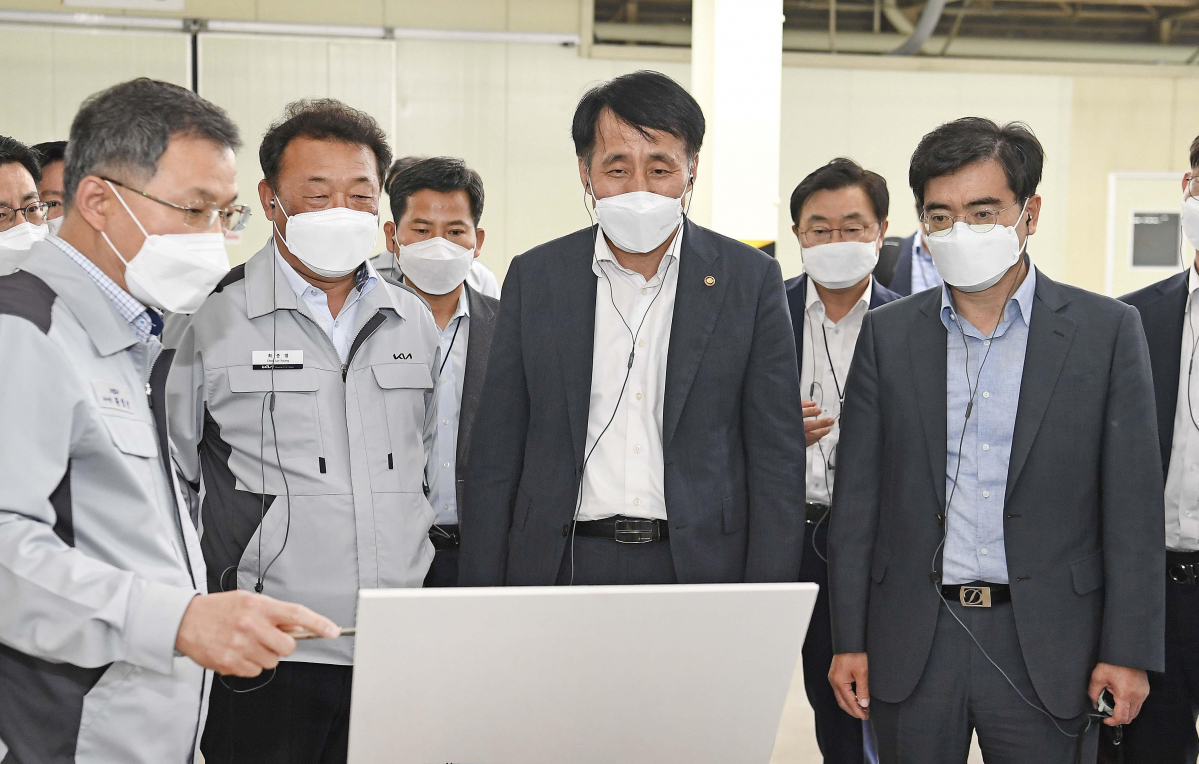 ▲장영진 산업통상자원부 1차관이 18일 경기도 기아 화성공장을 방문해 설명을 듣고 있다. (사진=산업통상자원부)