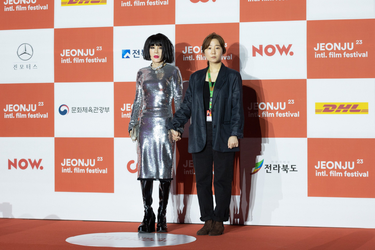 ▲제23회 전주국제영화제 개막식 포토월에 선 가수 윤시내와 '윤시내가 사라졌다' 김진화 감독 (전주국제영화제)