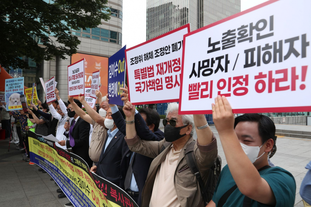 ▲개혁연대민생행동, 가습기살균제참사 피해자 비상대책위원회 등 시민단체 회원들이 25일 서울 동화면세점 앞에서 대한상의 신기업가정신 선언 등을 비판하는 기자회견을 하고 있다. 이들은 기자회견에서 가습기살균제 문제에 대한 기업들의 태도 등을 비판하며 가습기살균제 피해구제 조정위의 자진해산과 환경부 피해구제 특별법 시행령 공개 등을 촉구했다. (뉴시스)