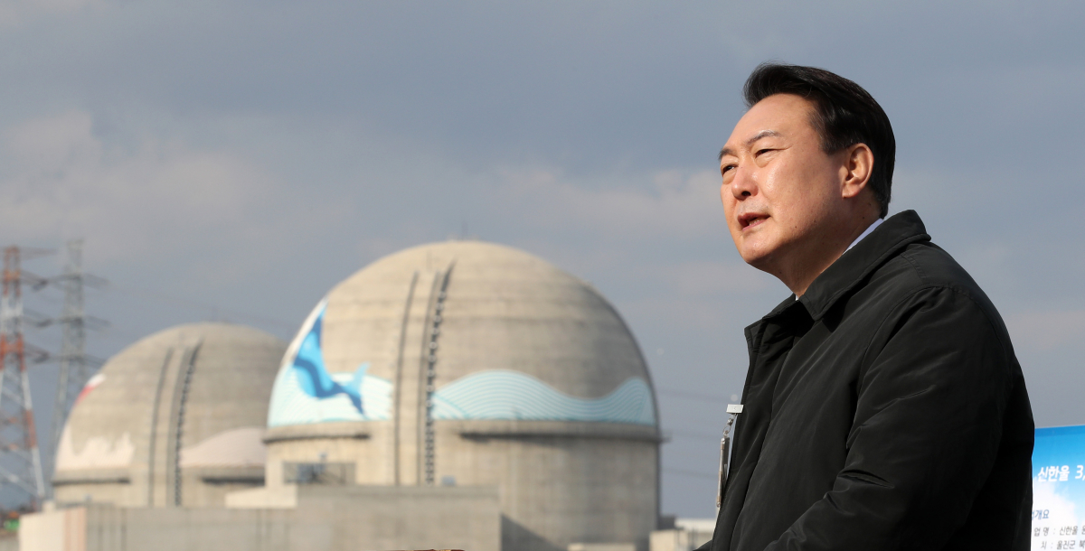 ▲윤석열 대통령은 원전 강화 정책을 내세우며 노후 원전 계속운전과 원전 재가동을 추진 중이다. 사진은 지난해 12월 29일 국민의힘 대선 후보로 방문한 경북 울진 신한울 3·4호기 건설현장에서 발언하는 모습. (뉴시스)